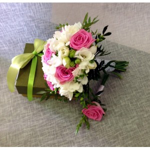 Букет невесты из  из роз, фрезии и эустомы